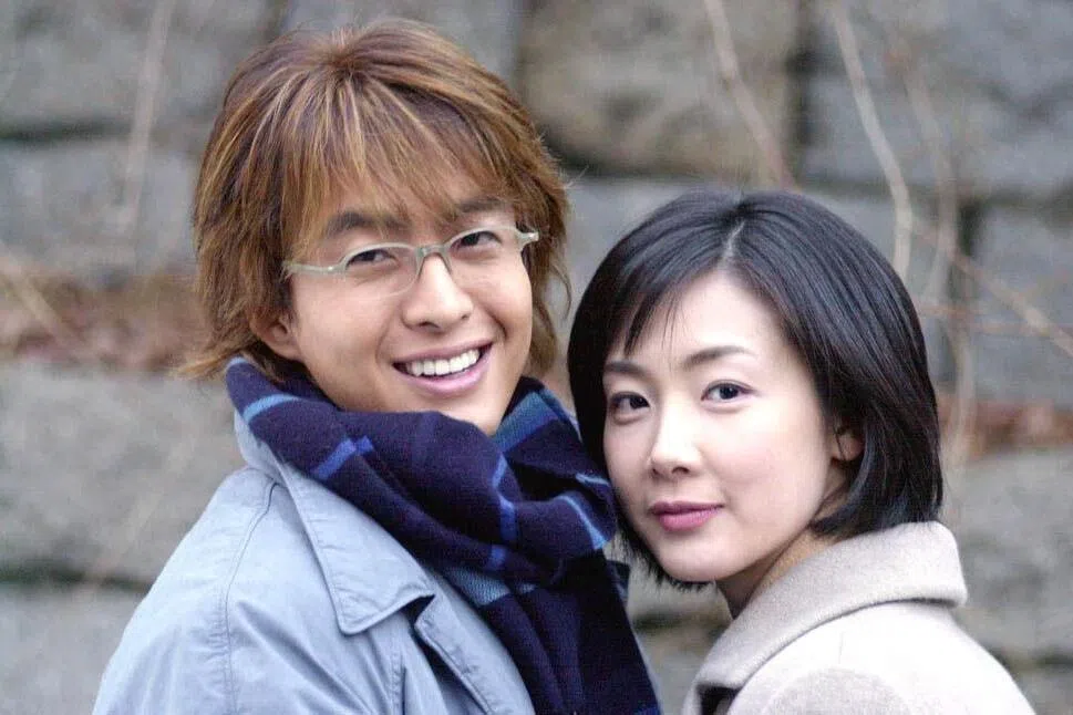 裴勇俊（左）和崔智友主演的2002年韩剧《冬季恋歌》风靡亚洲。（档案照）