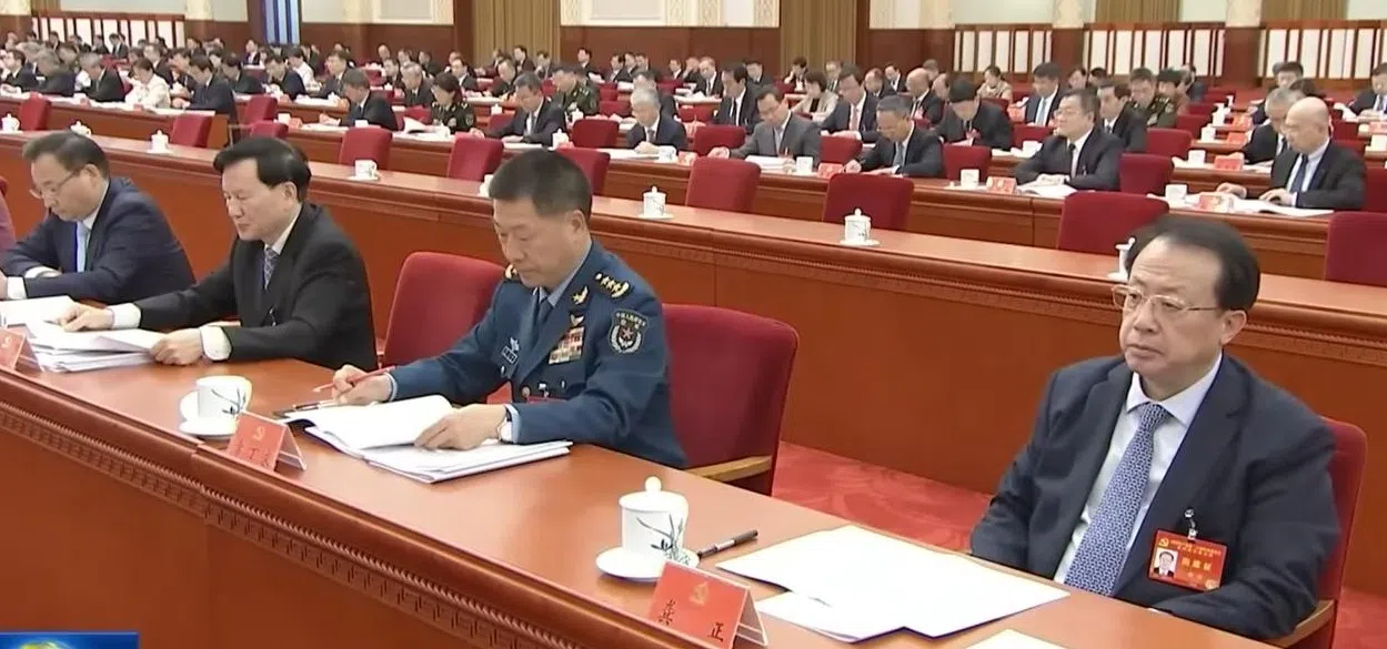 中国空军司令员常丁求（右二）出席了今年10月的中共四中全会。（央视新闻联播截图）