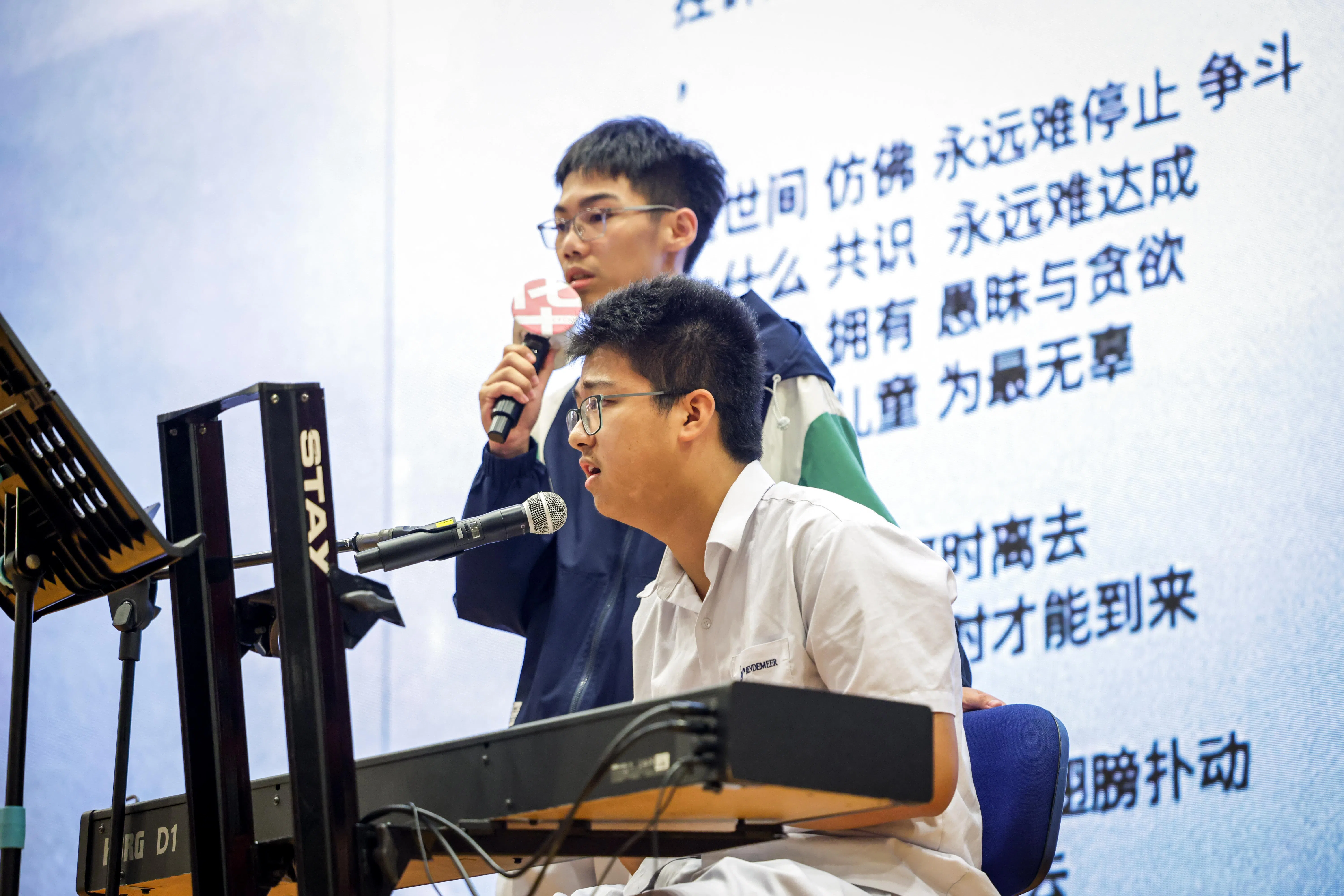 来自明智中学的两名学生在作品点评环节演唱自创歌曲《和平之歌》，唱出对世界和平的期盼。导师点评时指出，若能进一步加强歌词的押韵，整体表现会更完整。（叶振忠摄）