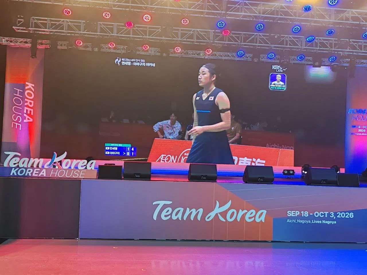 主舞台上会播放韩国队比赛，图为安洗莹参加羽毛球女单决赛，最后她顺利摘金。（陈明耀摄）