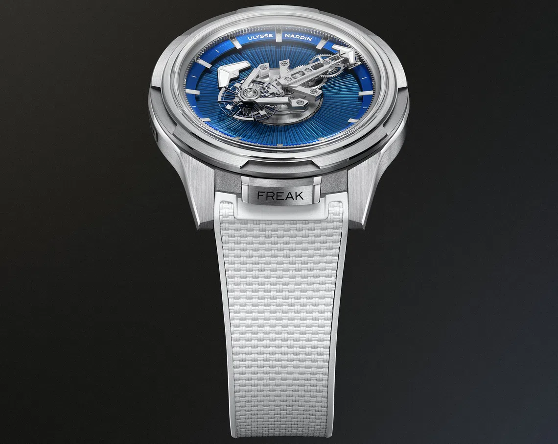 Freak [ONE Blue Enamel]将古老珐琅工艺带到不断转动的小时盘之上。（雅典表提供）