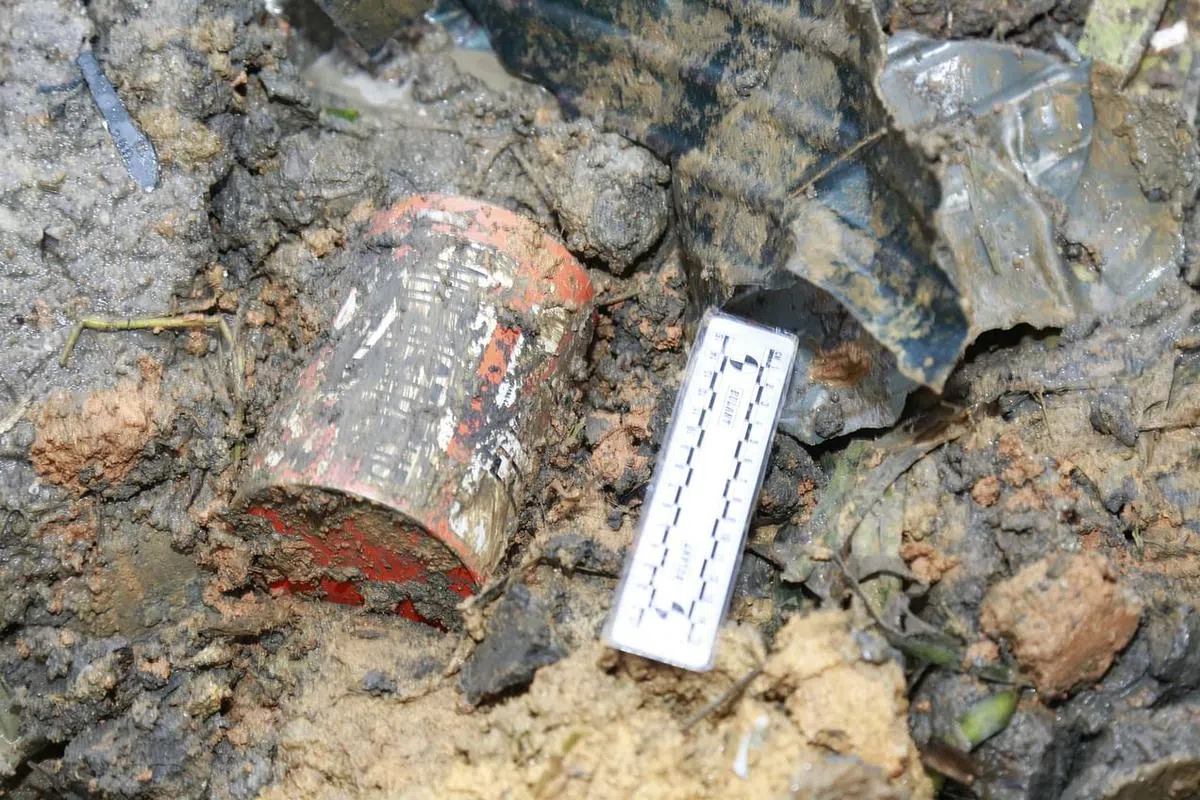 搜寻人员前天（23日）在广西梧州藤县东航坠机事故现场核心区，找到客机的一部黑箱，第二部黑箱截至昨晚仍未寻获。（新华社）