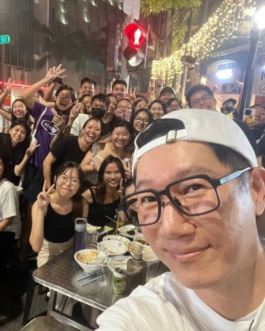 亲切的池石镇也跟围观者自拍。（取自IG）