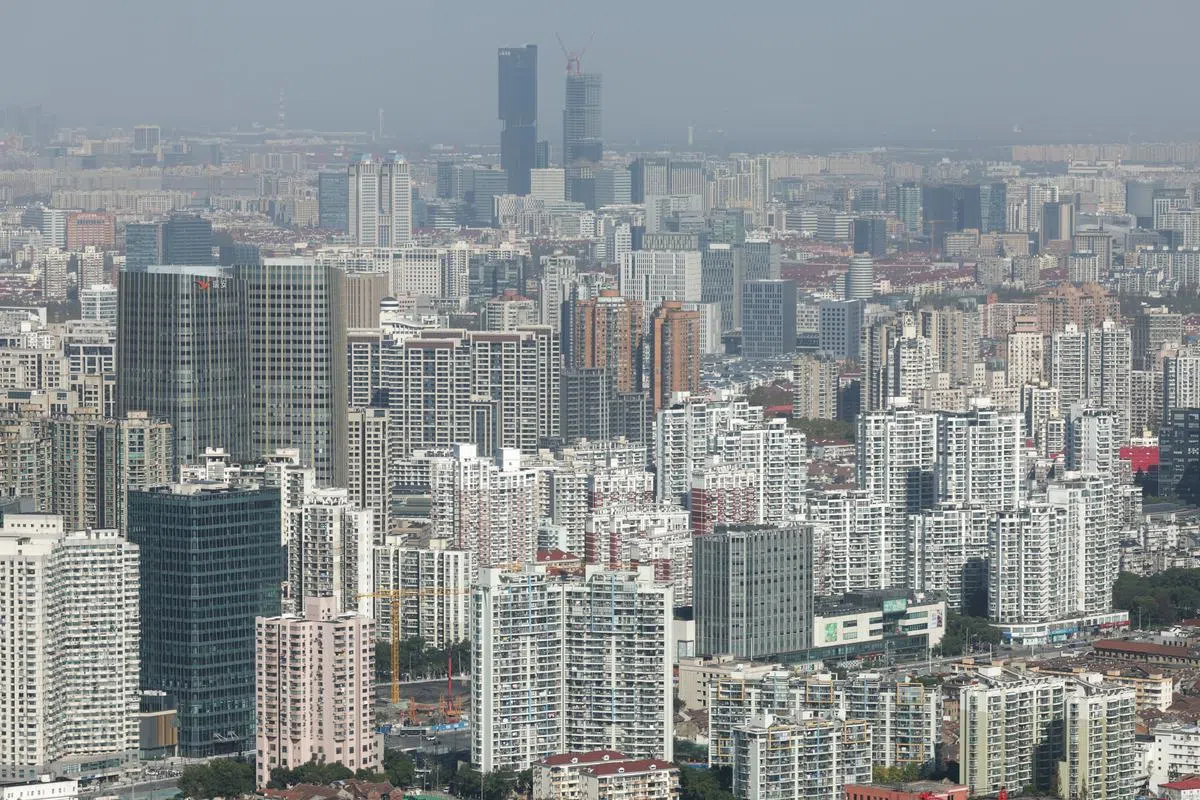 中国楼市量价齐跌态势之下，关于商品房预售制改革的呼声再起。图为上海市中心建筑群。（蔡家增摄）