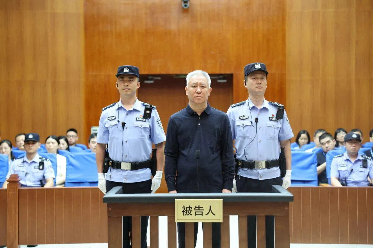 中国恒大集团创始人许家印于2026年8月20日在中国广东省深圳市的中级人民法院出庭。（路透社）