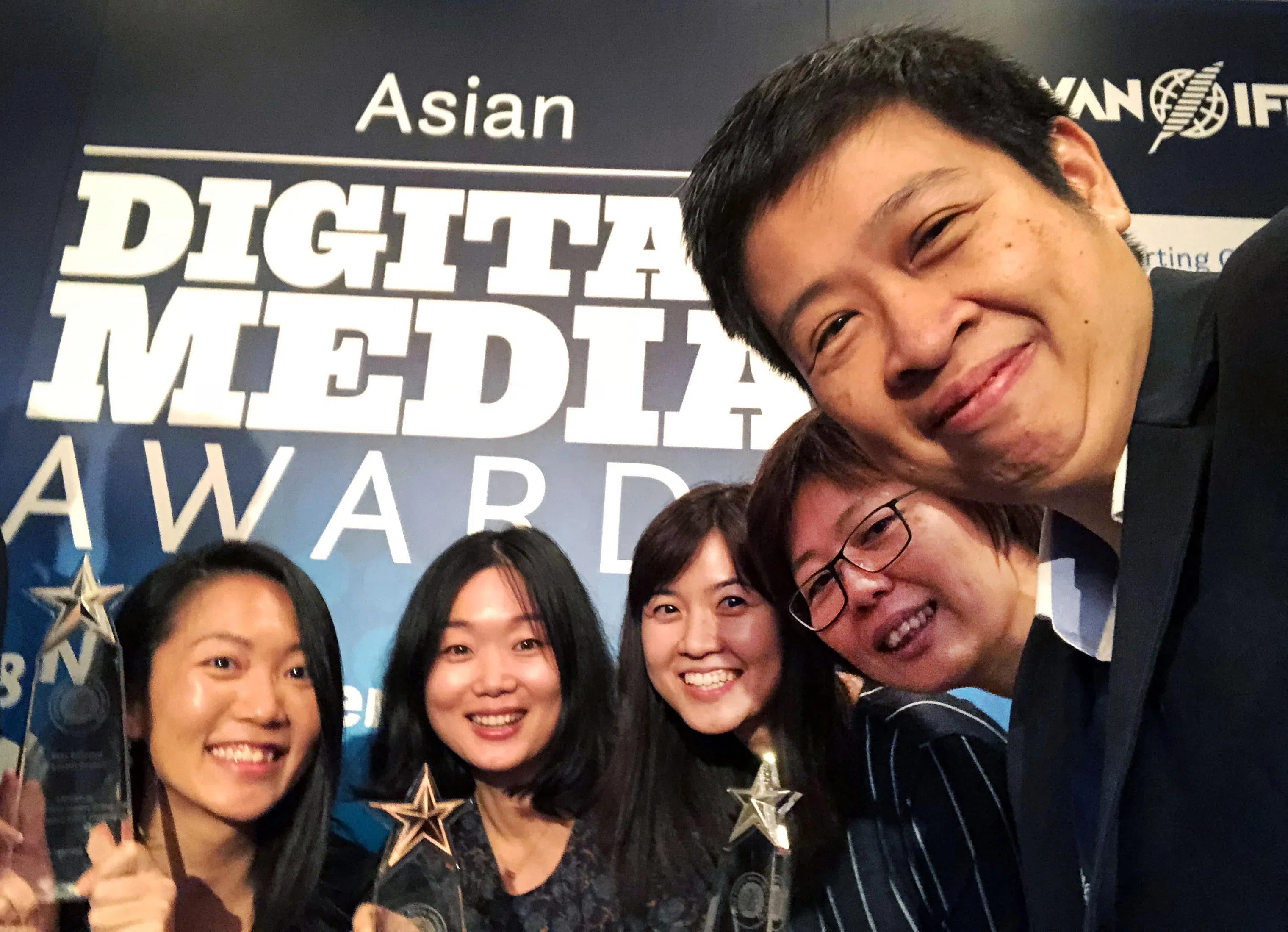 早报2018年在亚洲数码媒体奖（Asian Digital Media Awards）获得二银一铜，出席颁奖礼者是（右起）时任华文媒体集团新闻中心总编辑韩咏梅、华文媒体集团主管李慧玲，以及华文媒体集团数码总编辑洪奕婷、新闻中心副采访主任（特稿）王舒杨，以及数码产品企划师吴芮珑。（档案照片）