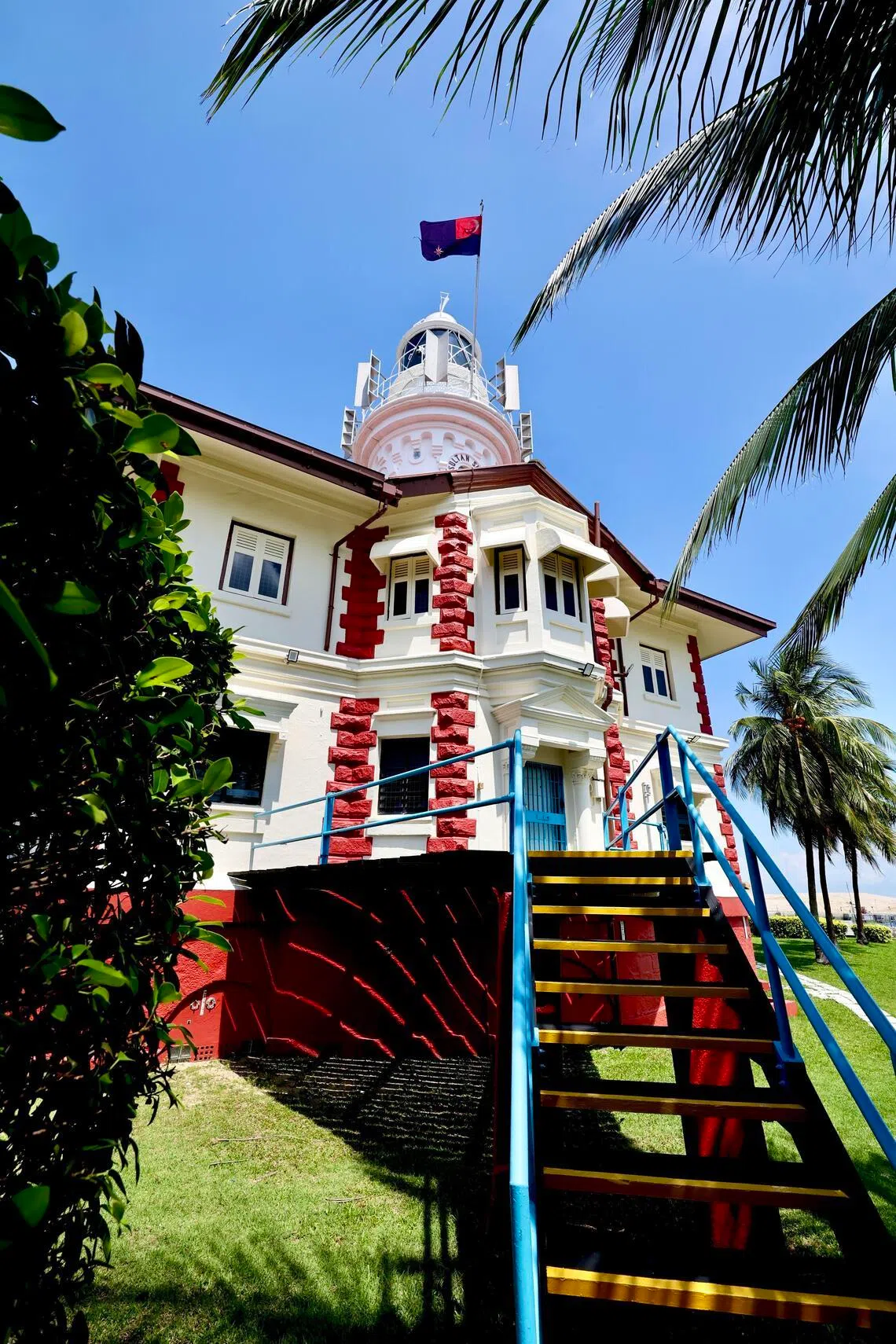 建于1895年的苏丹浅滩灯塔靠近在建的大士港口。它一个多世纪以来为穿越新加坡水域的船舶提供航行指引，如今仍在运作。（周国威摄）