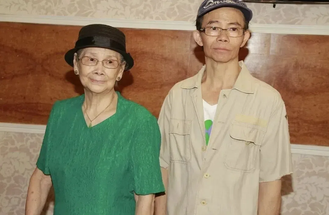梅妈（左）生前跟儿子为了阿梅的遗产反目，对簿公堂。（互联网）