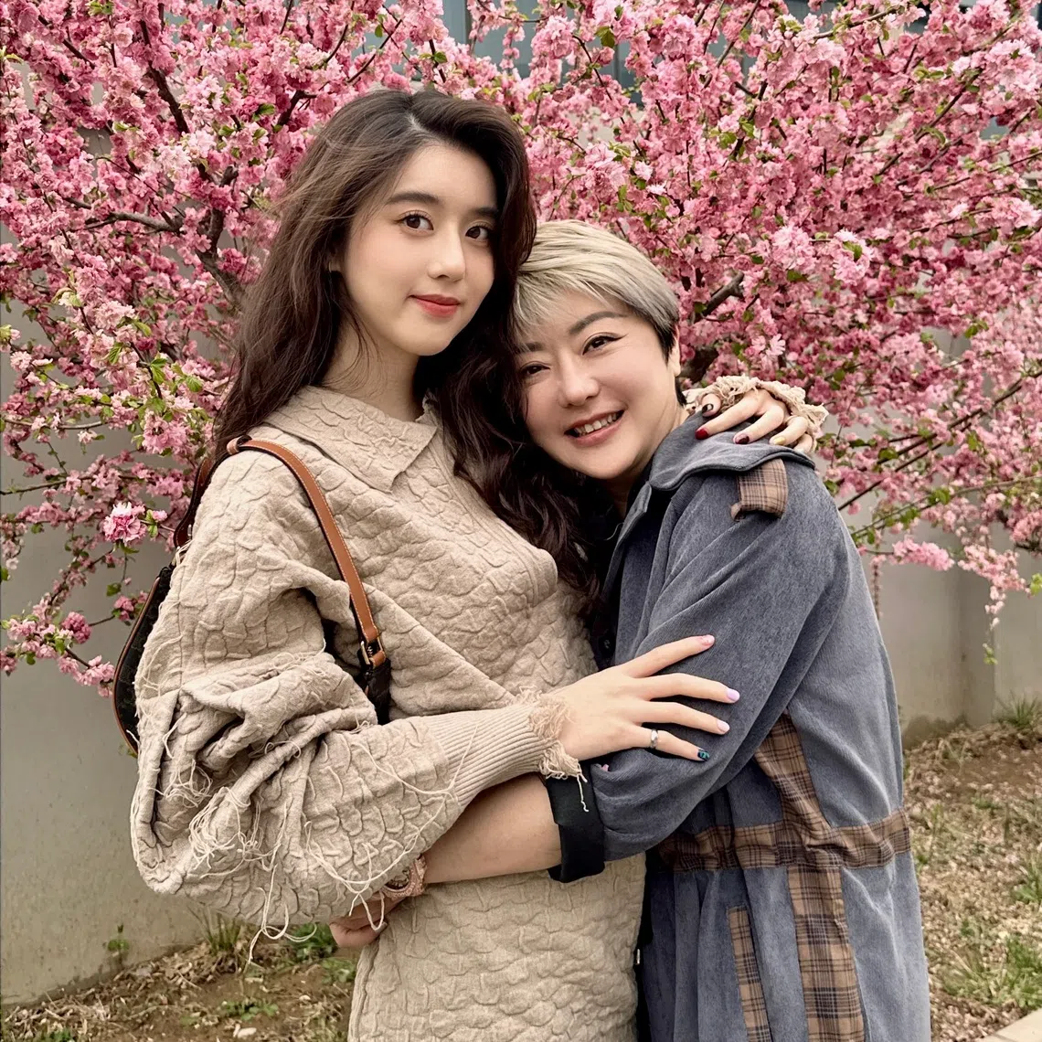 李凯馨（左）从小在剧组长大，看着妈妈权怡凤拍戏、背台词，耳濡目染之下也一步步走到镜头前。（经纪公司提供）