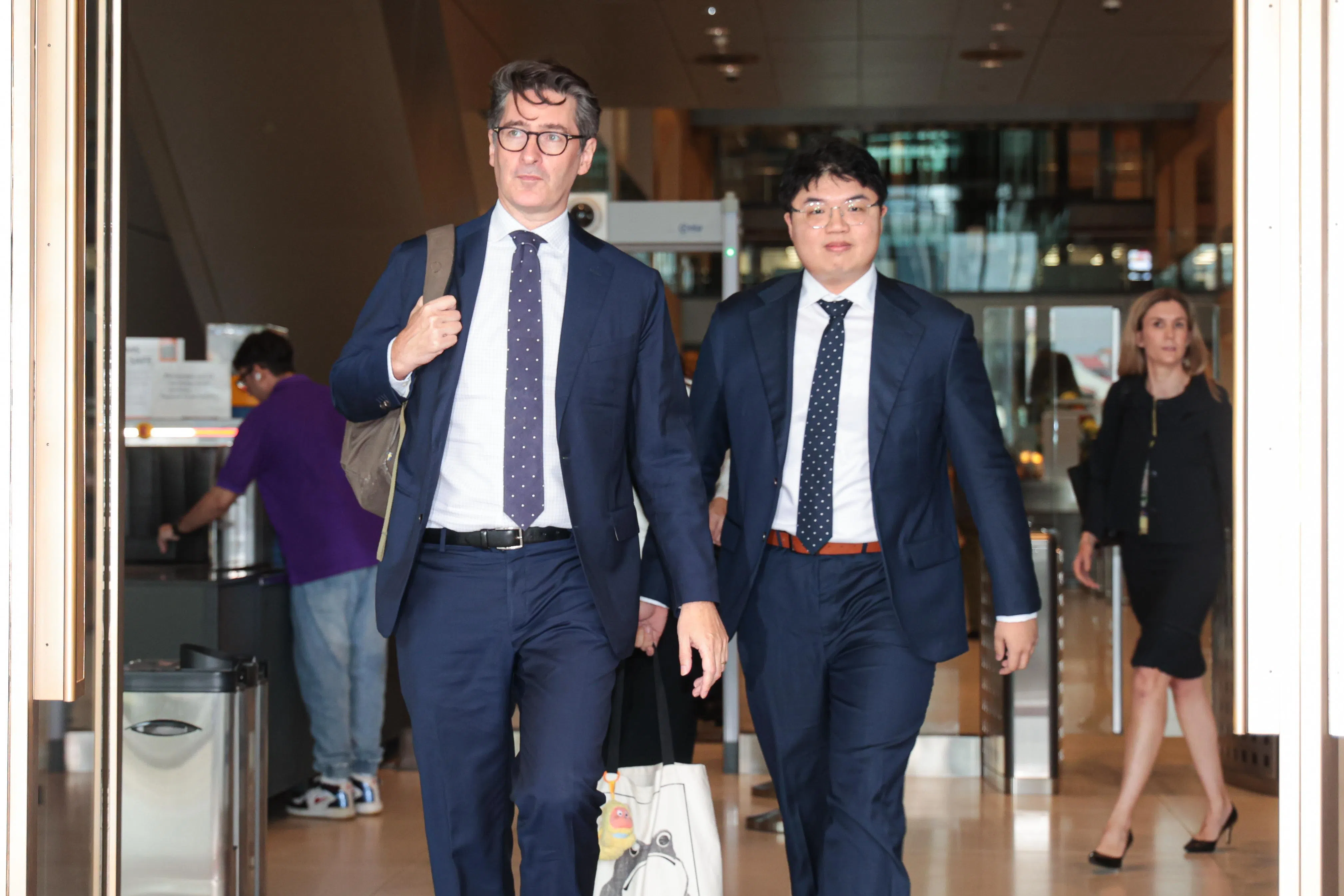 彭博社记者罗德蔚（图右）在庭上答辩时，否认针对和诽谤部长，他也把诉方的指控形容为“杯弓蛇影”。（档案照片）