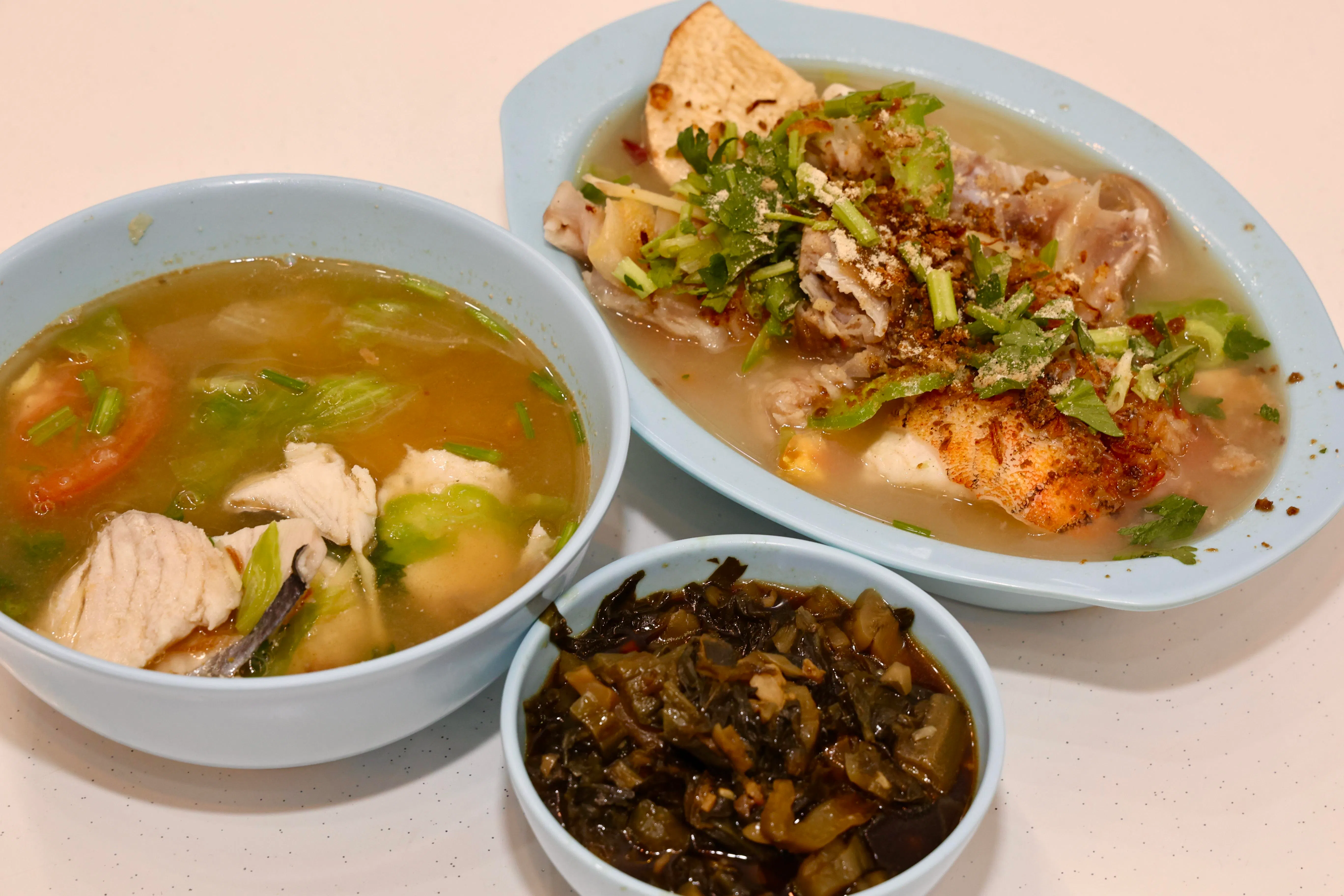 文庆路鱼头米粉的鱼头和鱼肉汤新鲜美味。（周国威摄）
