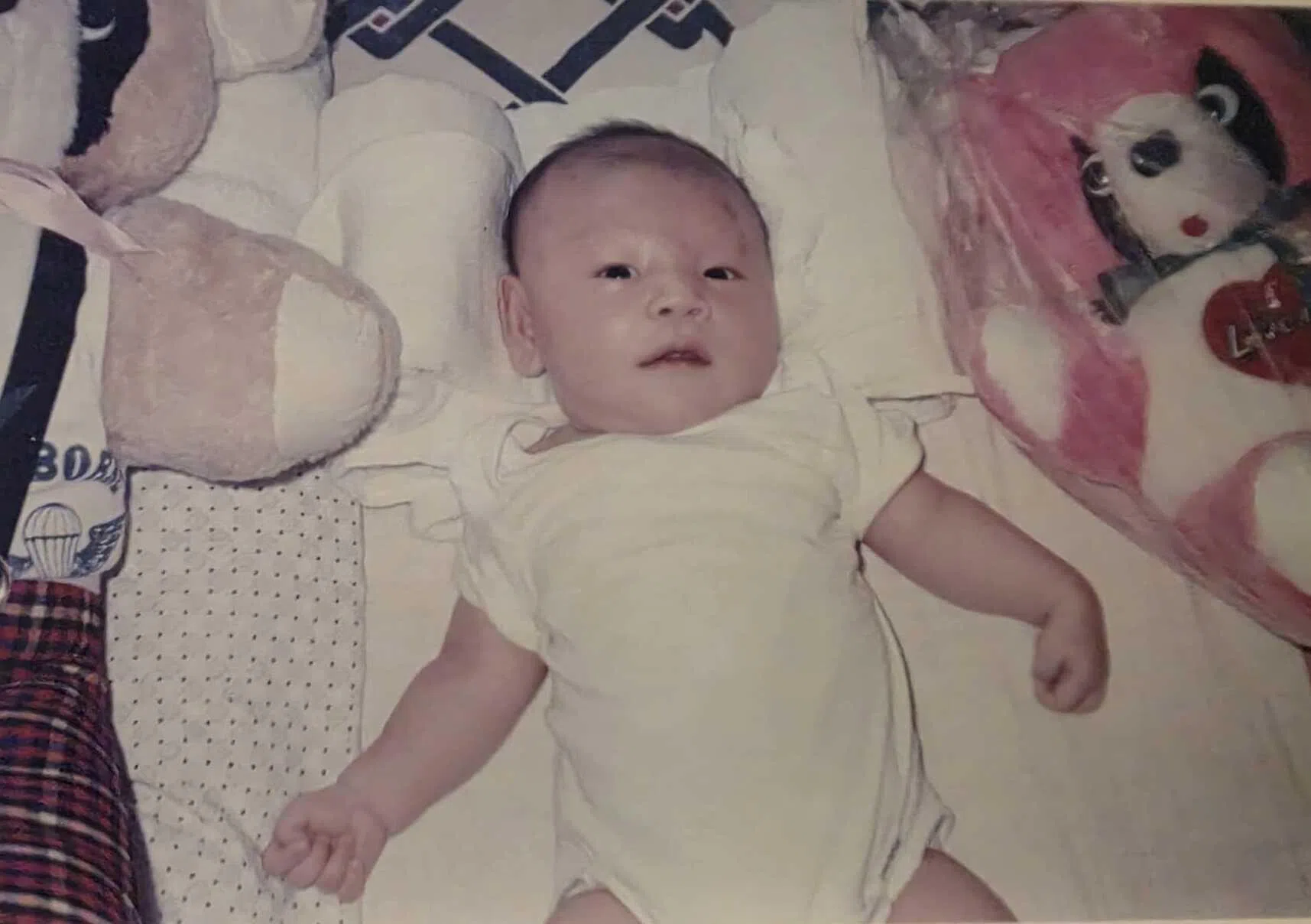 陈汉松母亲说，他出生时体重达4.5公斤，属巨婴，因此生产过程意外导致左臂神经麻痹。（受访者提供）