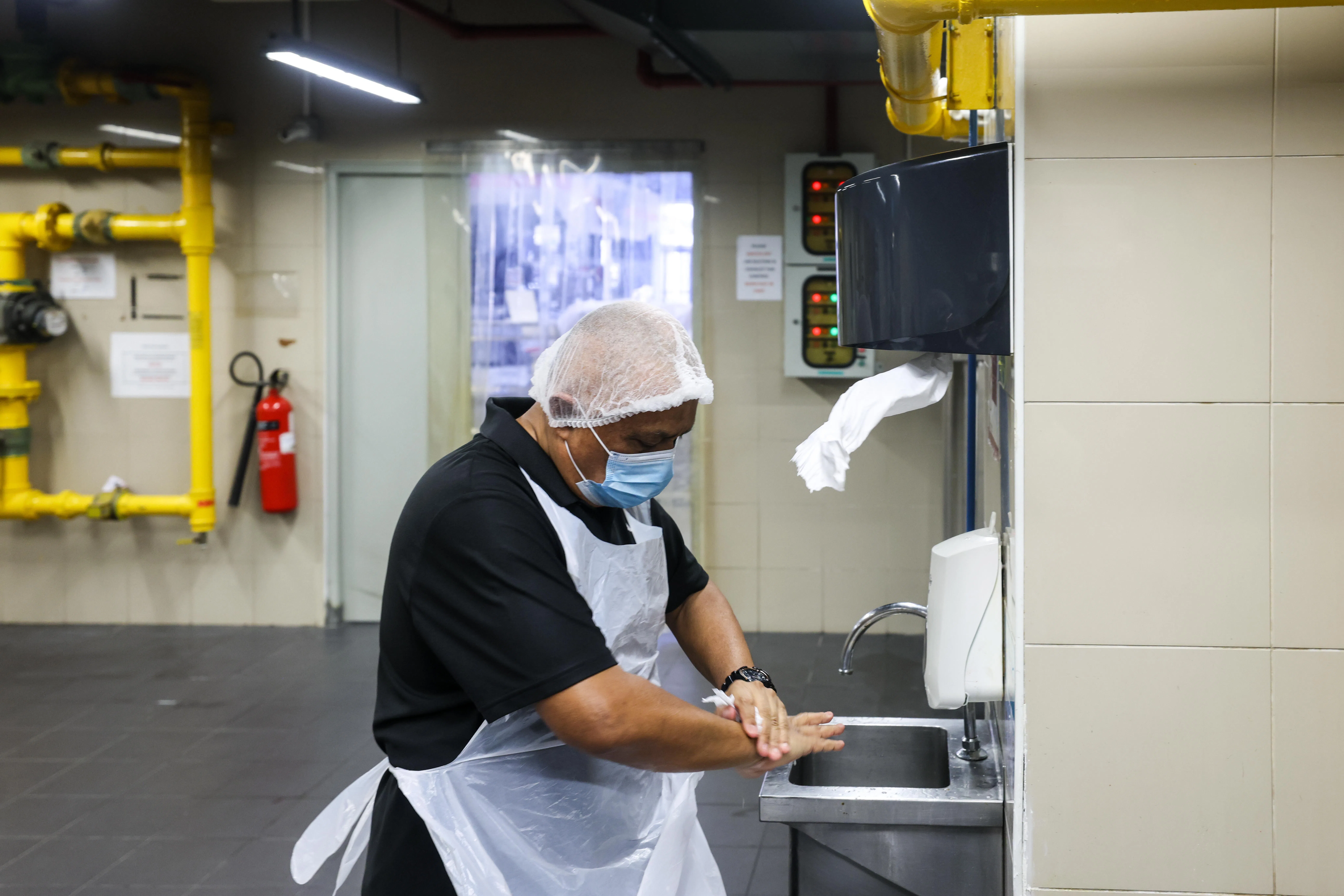 处理食物的工作人员必须时刻注意手部卫生，勤洗手以免不慎沾染病菌。（关俊威摄）