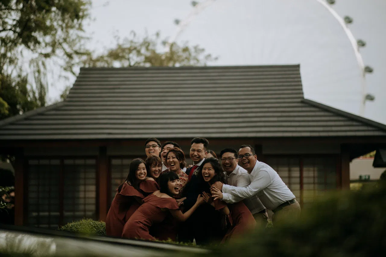 吴梓萁与先生何俊宽（图中间一对新人）筹办婚礼时，在遵循一定传统的同时也选择简化繁琐礼节。（受访者提供，Kompactfaen摄）