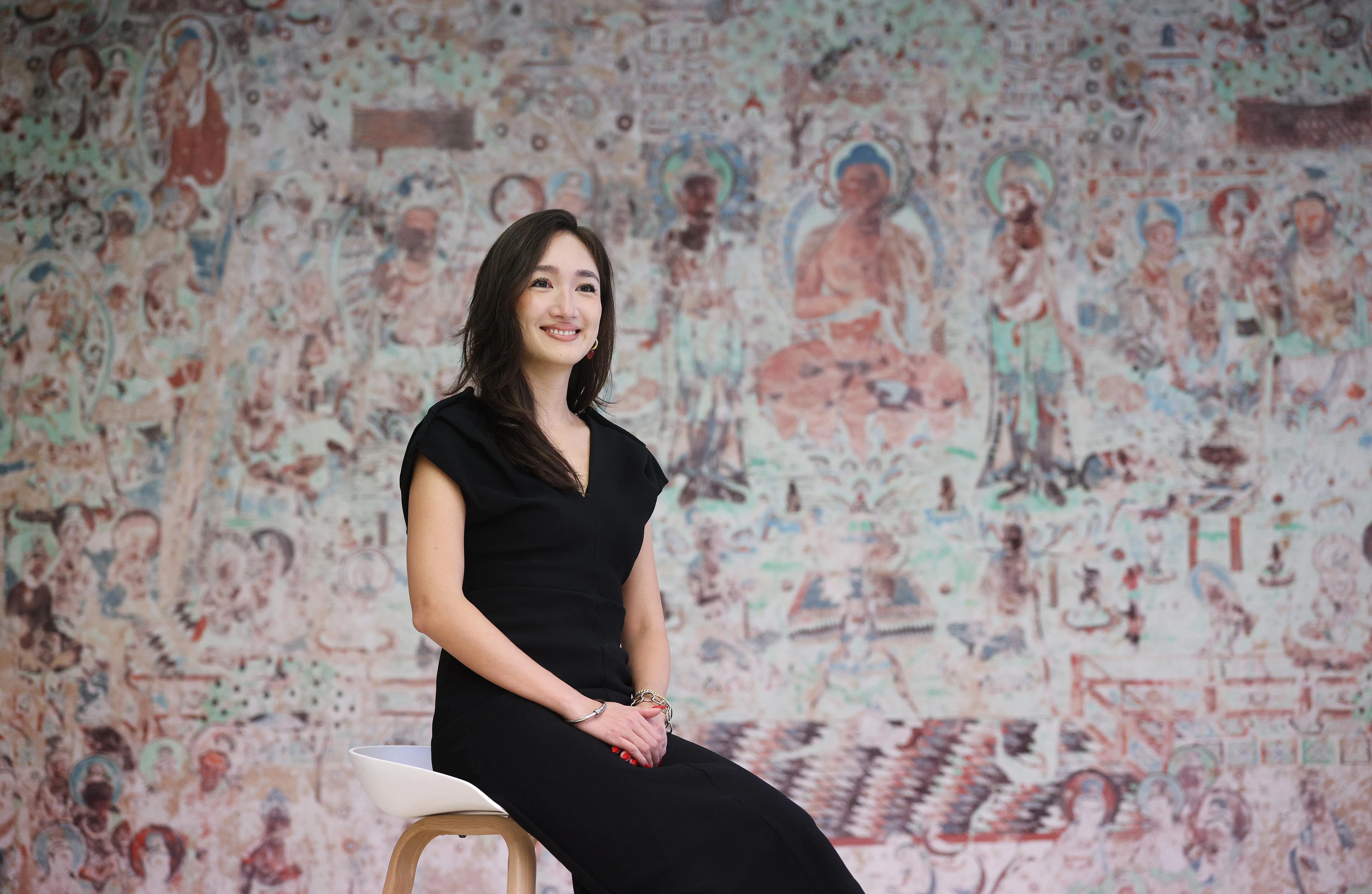 亚博馆中国艺术研究员、敦煌展策展人雷可欣指出，第45窟壁画真实反映唐代现实社会与民声，以及丝路贸易的凶险。（陈渊庄摄）