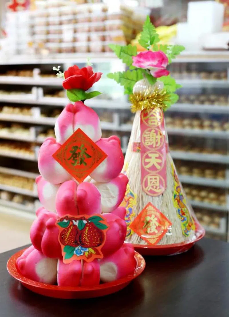 锦泰也供应不同籍贯人士的婚嫁喜饼。（联合早报）
