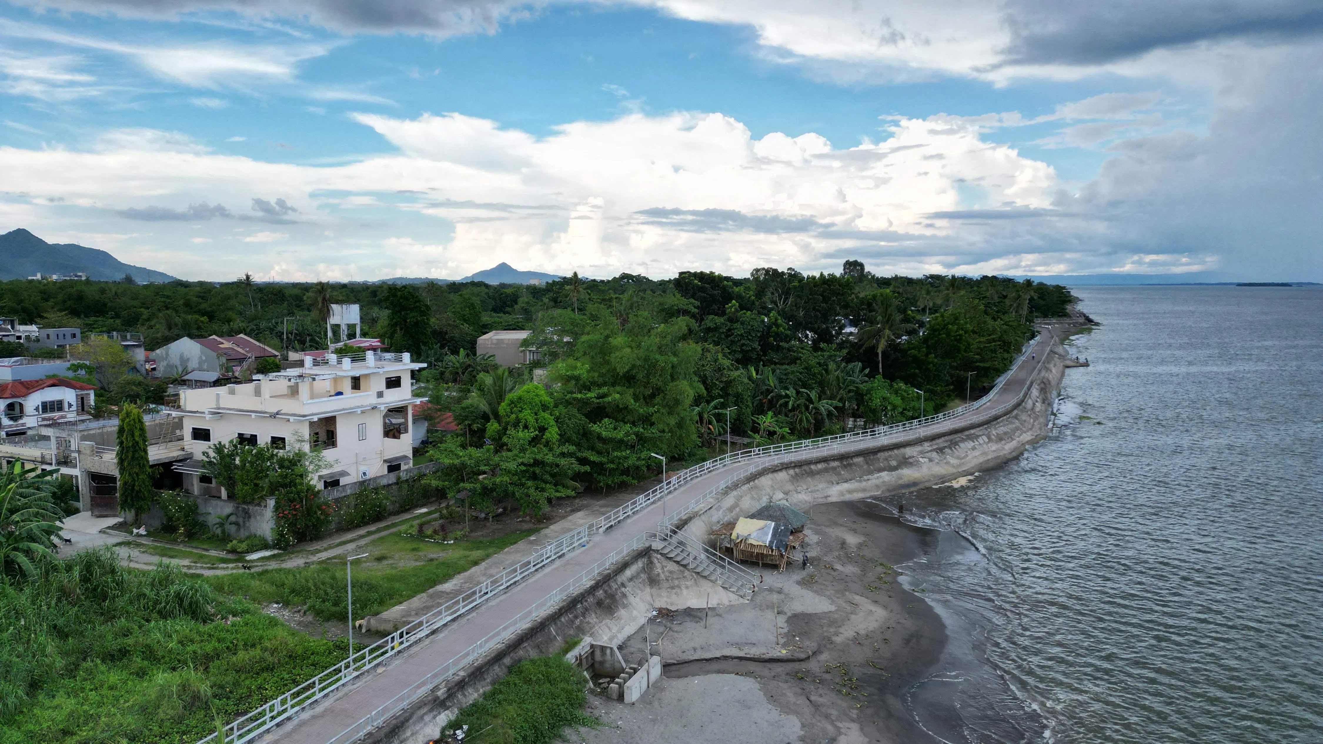 “海燕”吹袭后，菲律宾政府在莱特省一些城市沿岸筑起18公里长的防波堤，防止海水倒灌，设置预警系统、开发群发短信技术和公共应用软件，及时通报受灾风险。（法新社）