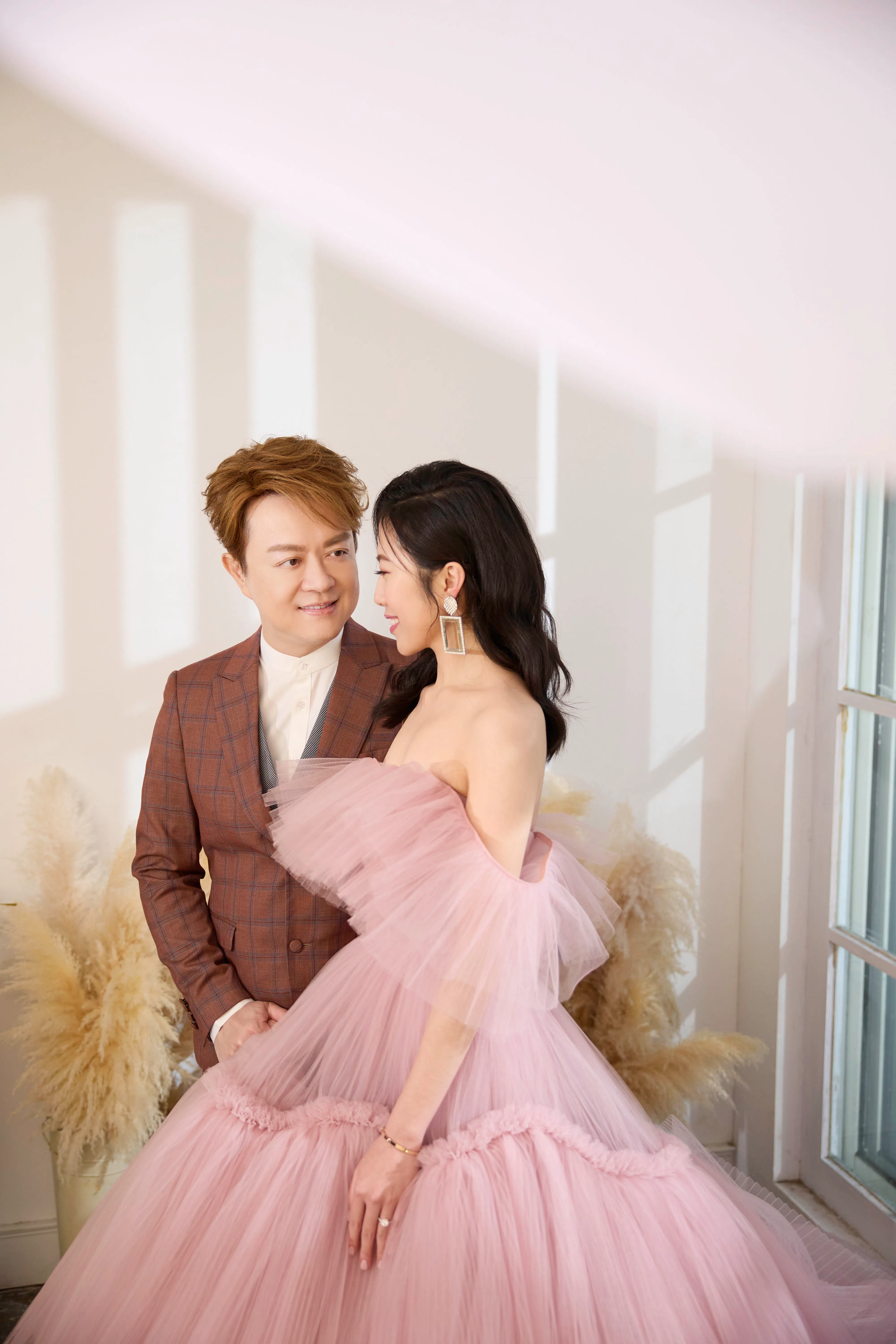 翁立友在疫情期间结婚，感觉对新娘有亏欠。（创时代提供）