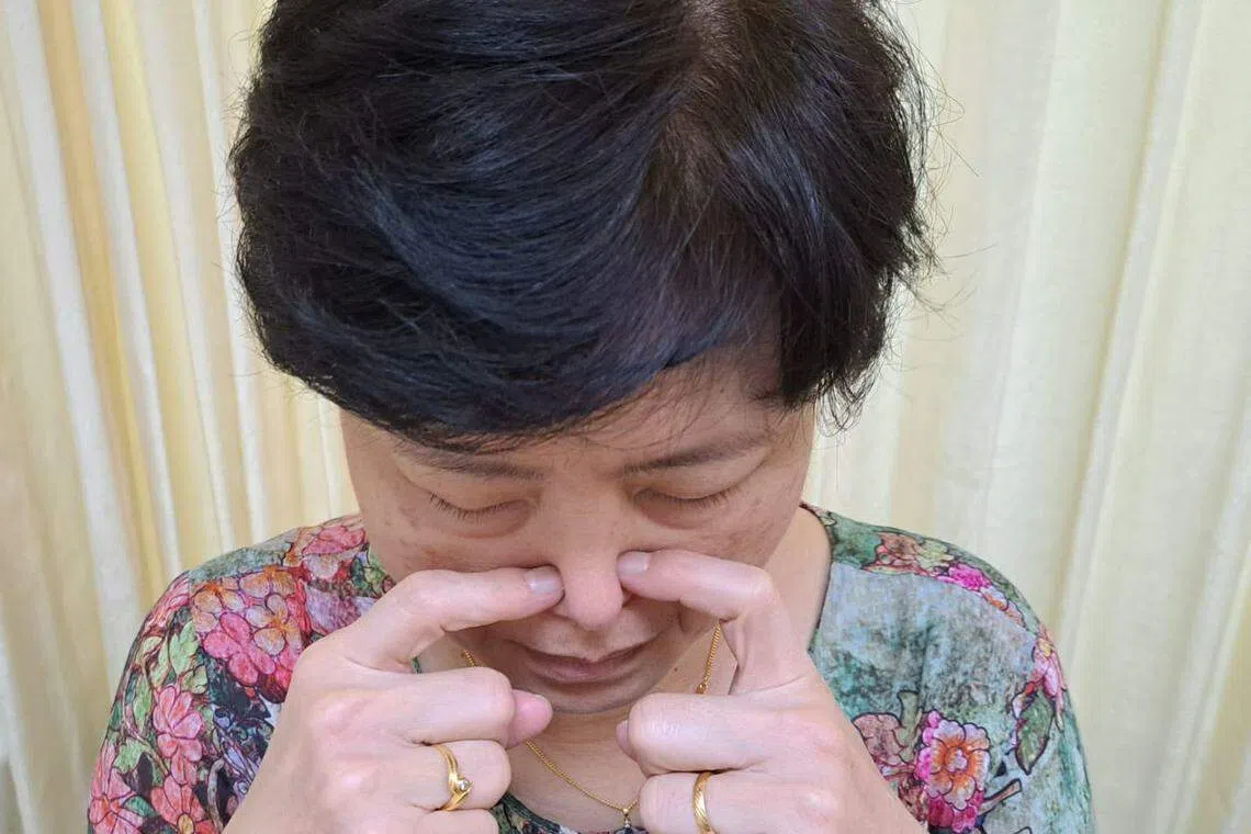双侧鼻孔出血选择双侧食指。将食指掌指关节向掌心屈曲用力按压约10至15分钟。（受访者提供）