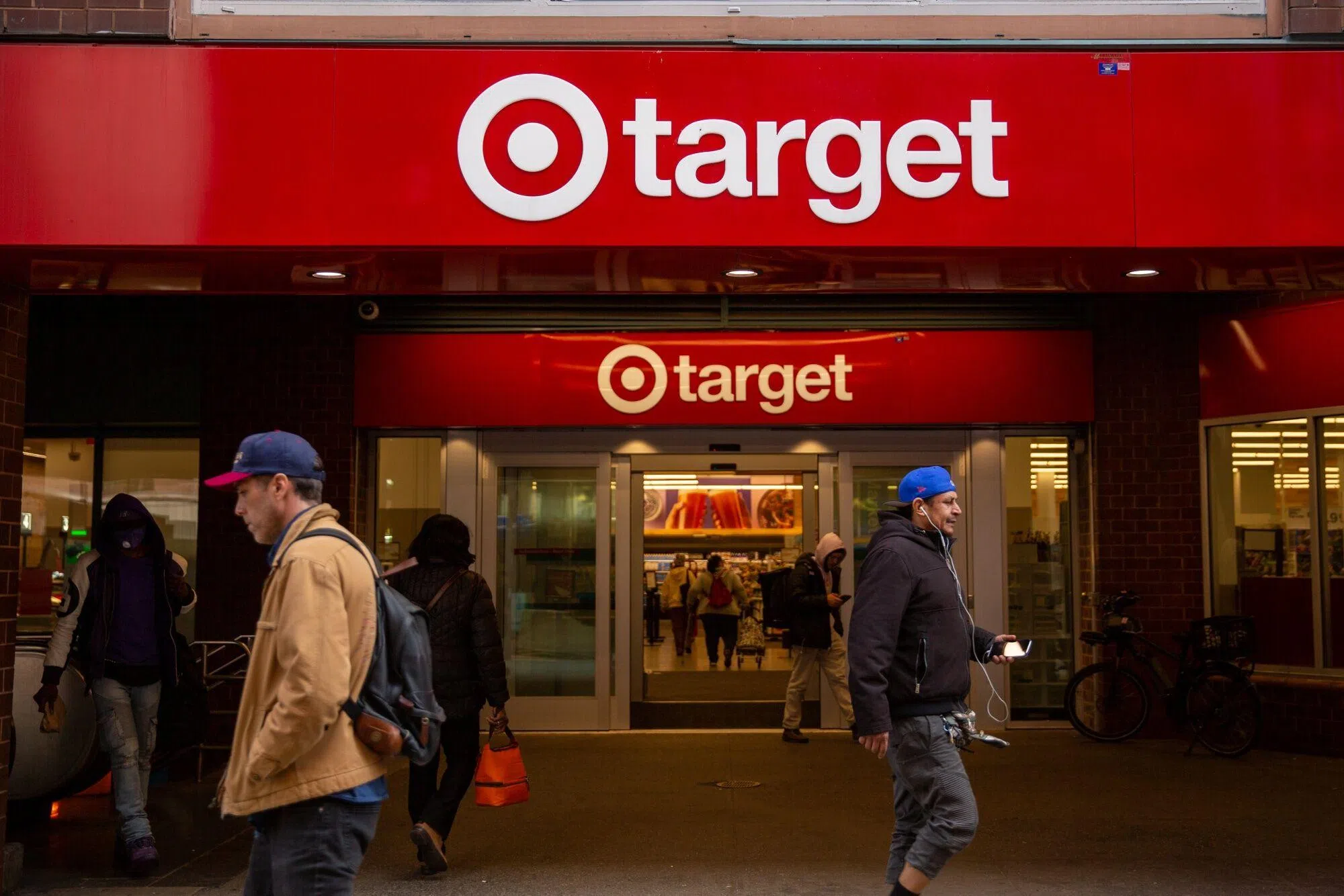 Target高管们说，公司更好地管理库存，并受益于供应链、货运和电子商务履行成本的下降，因此盈利取得显著增长。（彭博社）