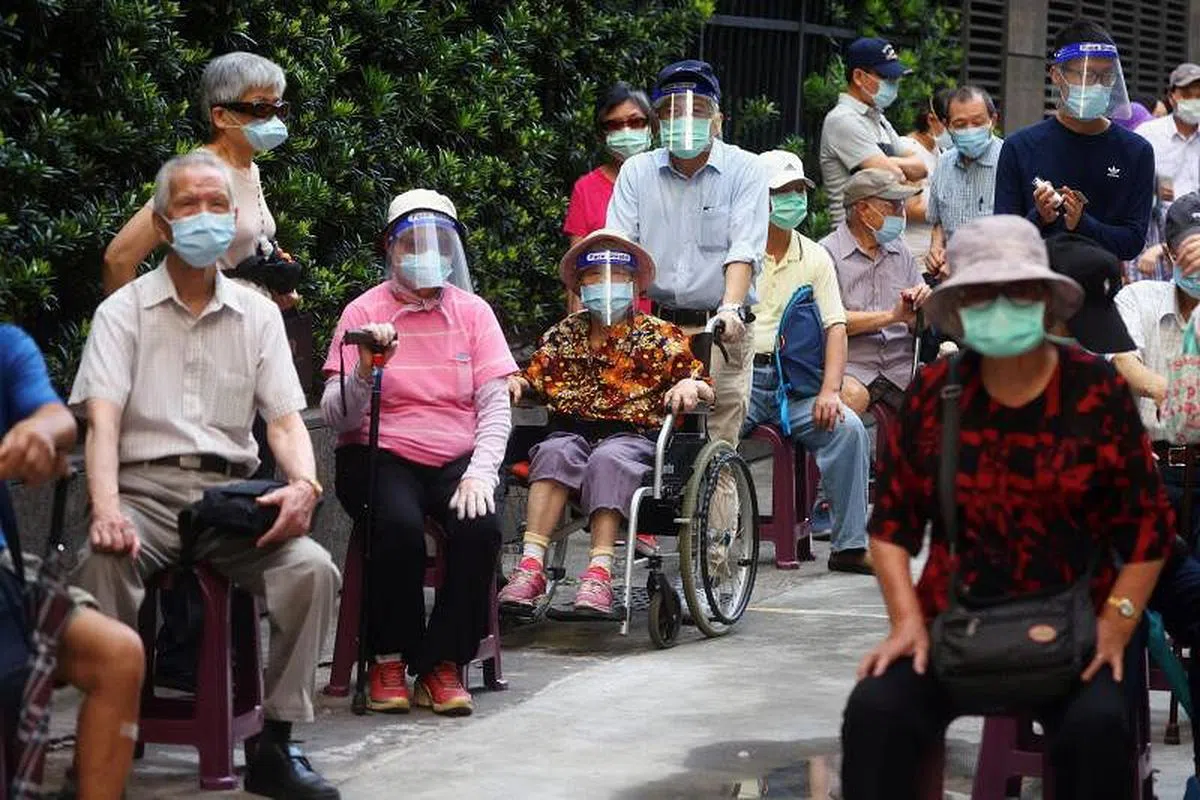 台北老年人昨天在一座教堂的接种点轮候接种疫苗。（路透社）