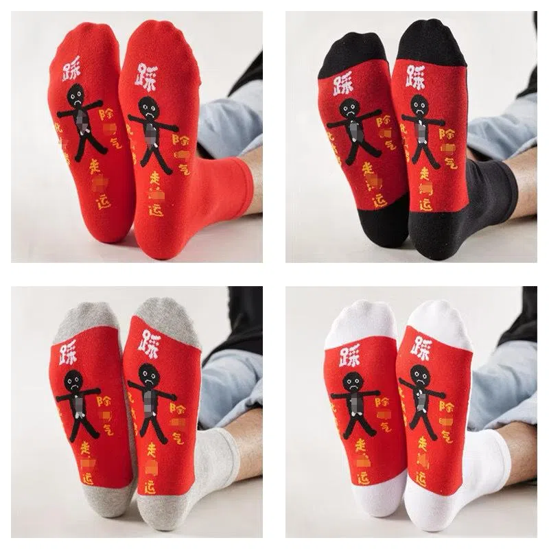 看起来像普通袜子，解气心机藏在脚底。（取自Shopee.sg）