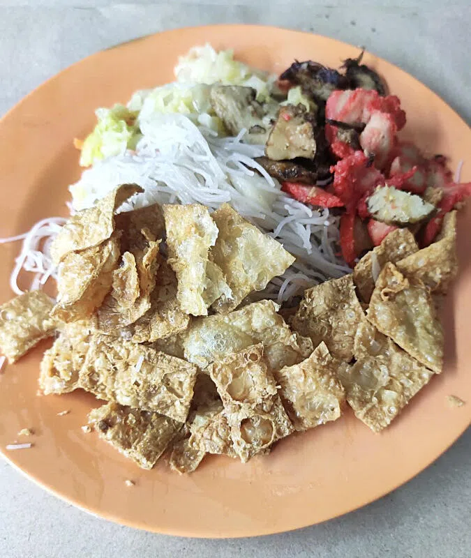“面食经济餐”多年来不曾起价，面食加五种料，仅卖1元8角。（互联网）