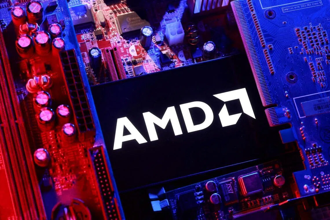AMD也向中国客户通报供应紧张，部分产品的交付时间已延长至8到10周。图为AMD标志和电脑主机板的合成图，摄于2025年8月。（路透社档案照）