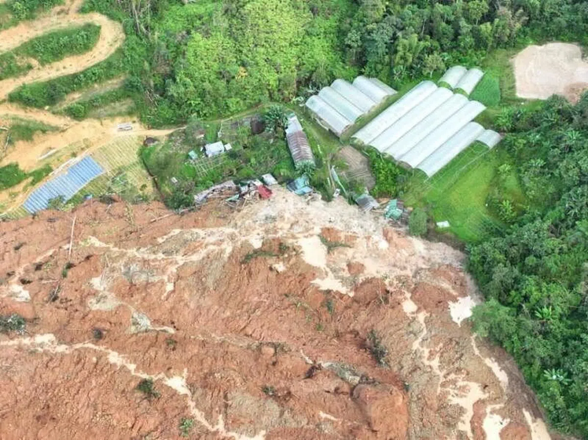 云顶半山星期五（12月16日）凌晨发生土崩，搜救人员到事故现场进行救援行动。（路透社）