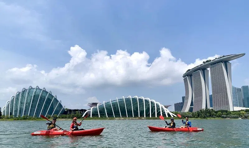 划皮艇看滨海湾金沙的美景，别有一番体验。