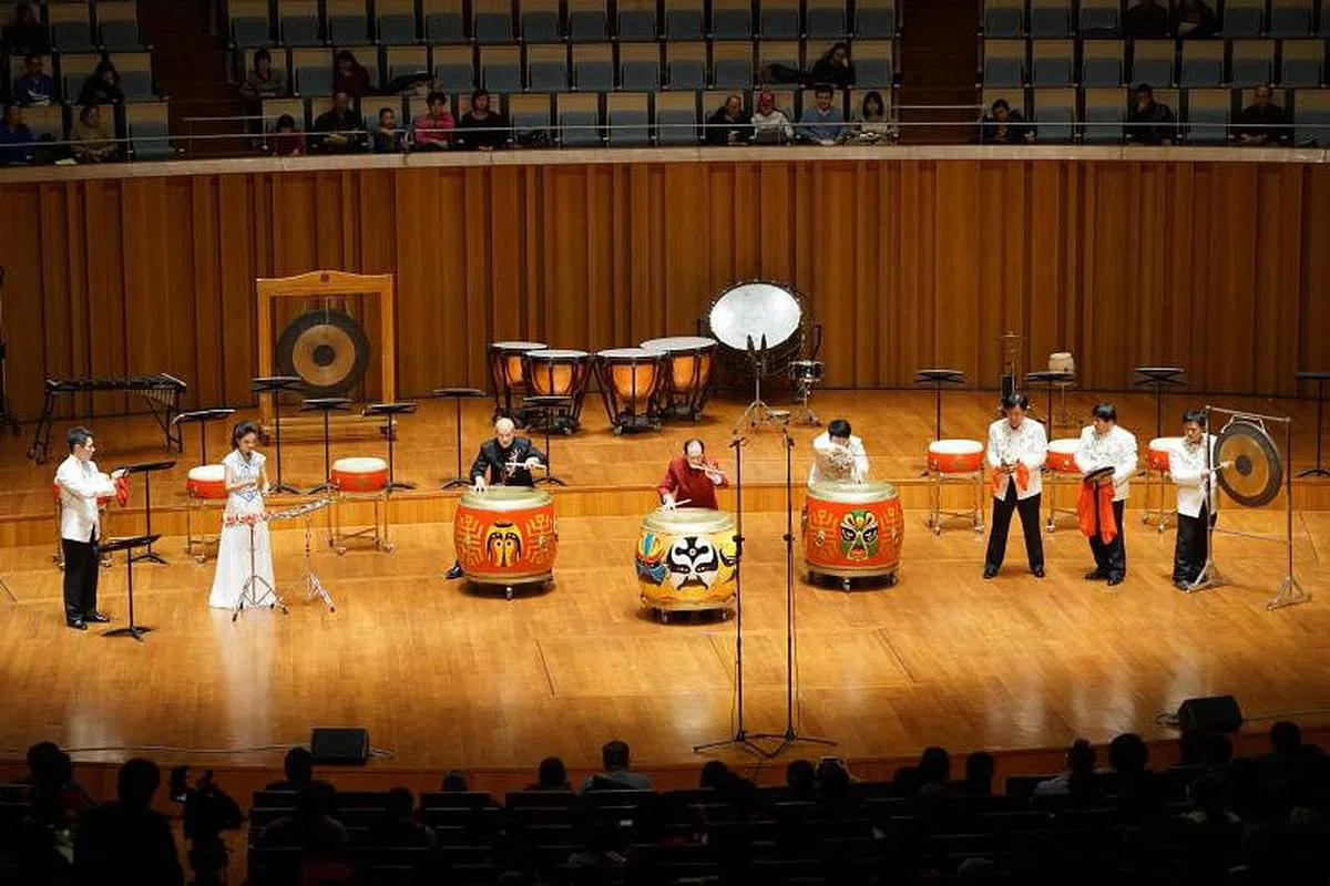 安志顺、安源、安川祖孙三代在中国北京国家大剧院演出《老虎磨牙》。（安源提供）