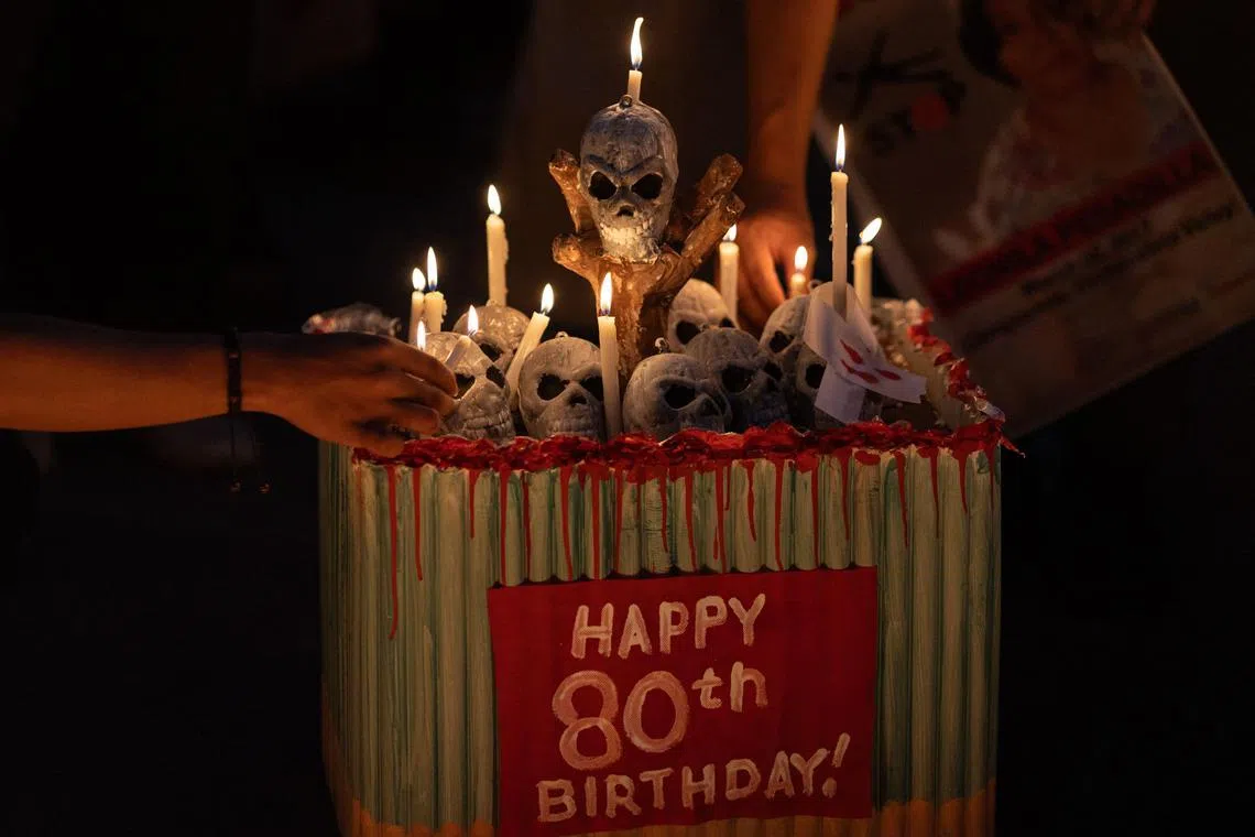 杜特尔特生日当天，也有反对者在马尼拉集会抗议，人们在李瓦桑博尼法西奥广场搭设烛台，虽然张贴“生日快乐”的口号，但蜡烛上插着骷髅头，为肃毒战受害者伸冤。（法新社）