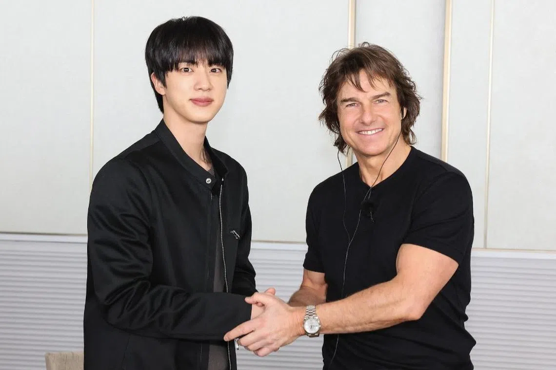 Jin和Tom Cruise在录制“Run Jin”节目后合影。（取自BTS X）