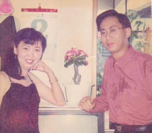 经历16年的漫长等待，詹维宏（右）终于赢得陈爱丽家人的认可。这是两人第一次摄于陈爱丽家中的合照。（受访者提供）