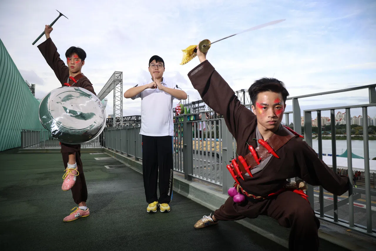 许乐邦（左起）、陈金辉，以及谢凯茗，首次尝试武术结合小贩文化的表演，他们的服装挂上红辣椒、蒜头和洋葱，妆艺大游行当天将为公众献上精彩有趣的演出。（关俊威摄）