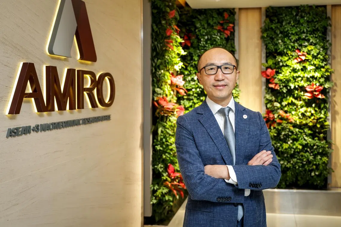 亚细安与中日韩宏观经济研究办公室首席经济学家何东接受《联合早报》专访。（叶振忠摄）