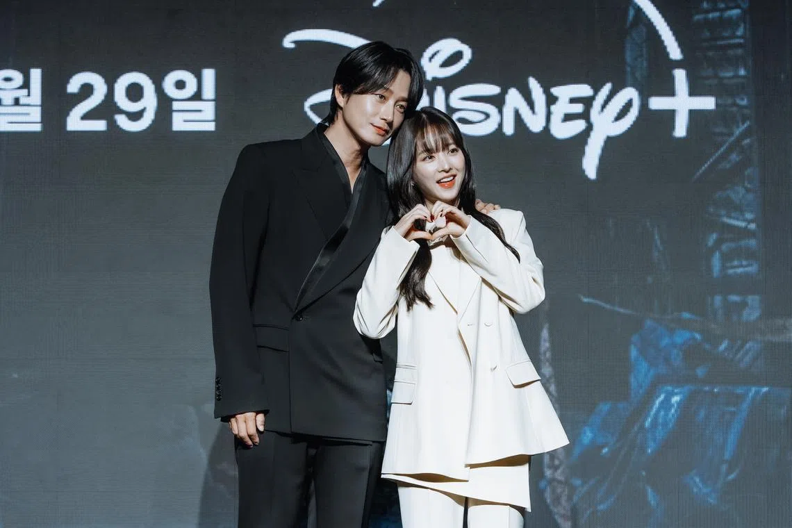 朴宝英（右）在剧中与李贤旭扮演情侣，她因男友而卷入金条走私案。（Disney+提供）