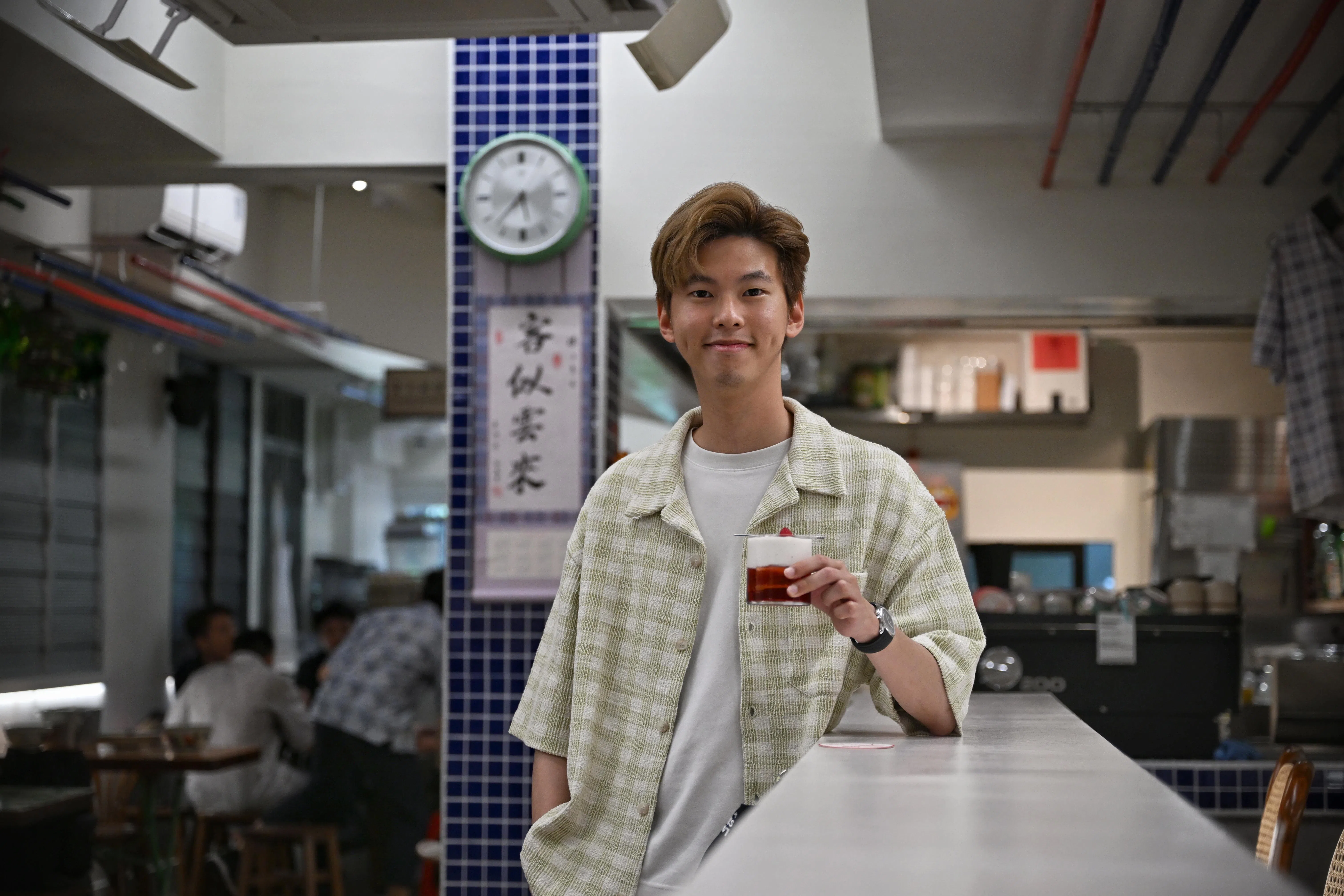 “楼上”餐馆创办人洪文贤曾为餐馆投入大量心力，只为打造出心目中最理想的怀旧空间。（档案照片）