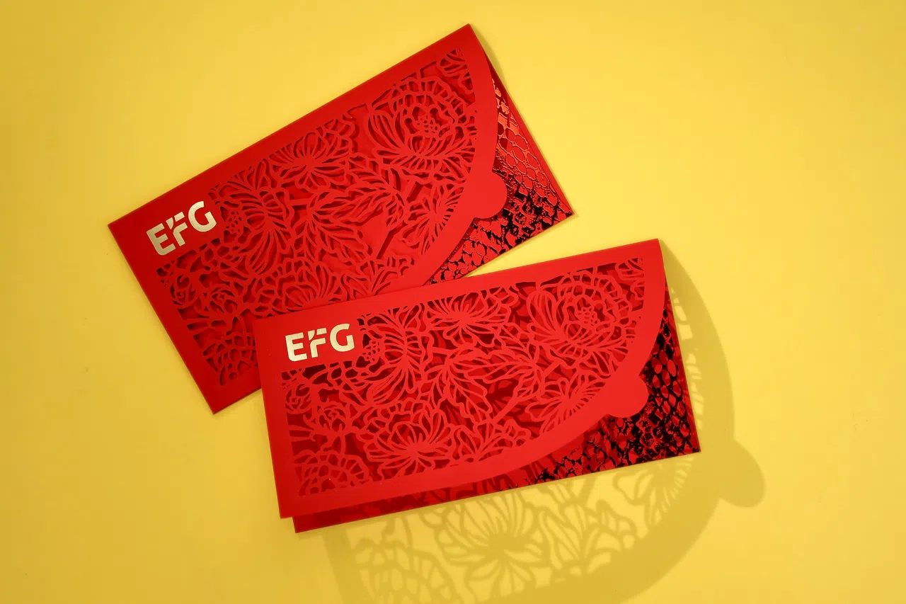 瑞士盈丰私人银行EFG的“蛇计”，将红色烫金蛇鳞藏在牡丹剪纸后。（龙国雄摄）
