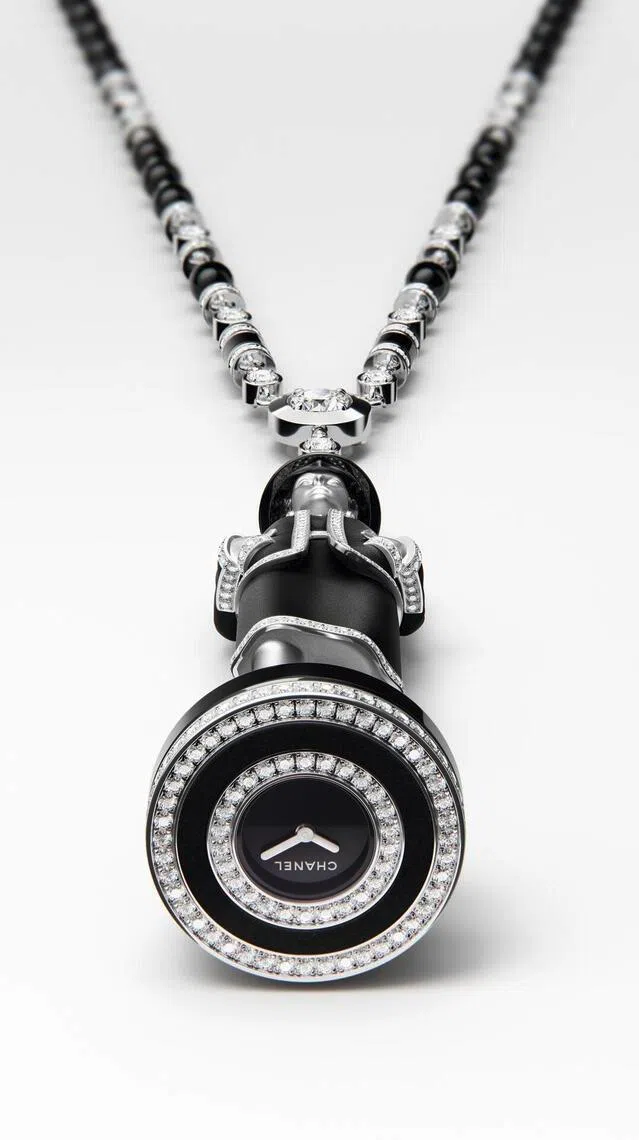 棋盘的两枚“后”各隐藏一枚直径25毫米表盘，可拆下作为项链佩戴。（香奈儿提供）