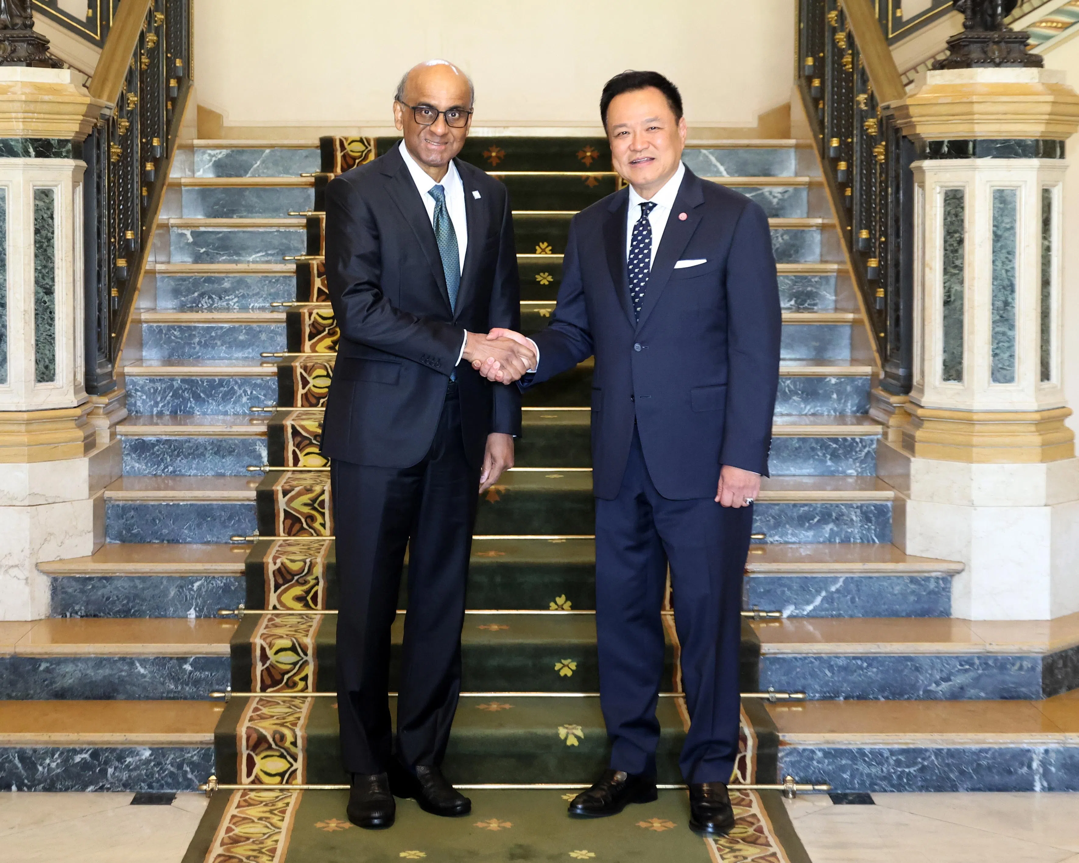尚达曼总统（左）星期一在曼谷会见泰国首相兼内政部长阿努廷，双方肯定两国紧密且互惠互利的经济伙伴关系。（数码发展及新闻部提供）