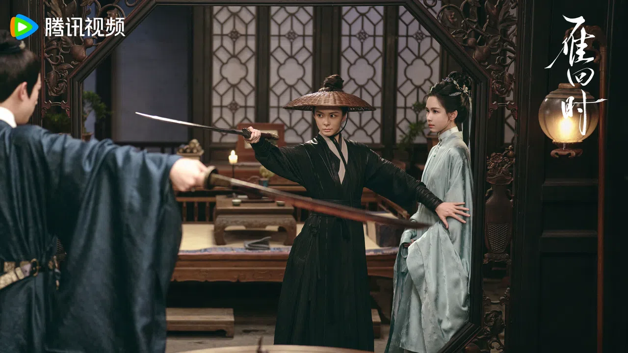 陈都灵（右一）经常身陷险境，靠傅菁（右二）多次营救。（取自剧集官方微博）