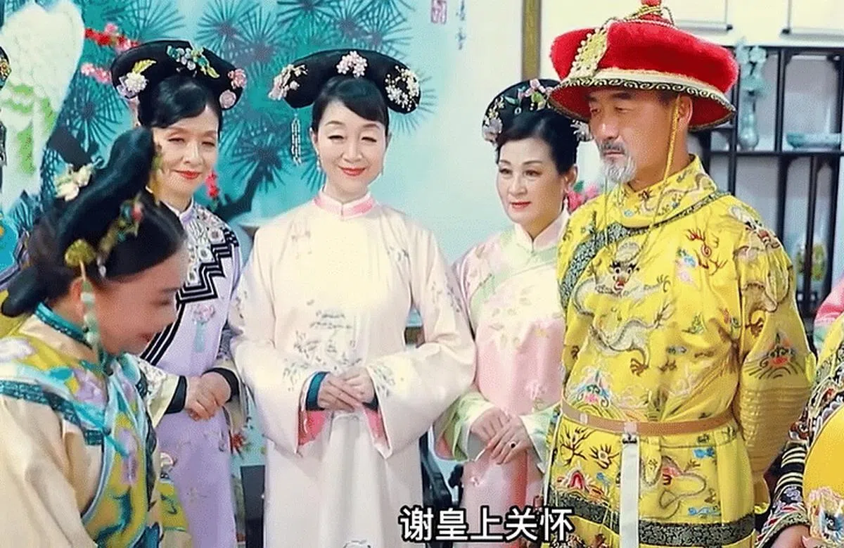 其中一名大妈把自己的丈夫“骗”到横店影视城拍戏演皇上。（视频载图）