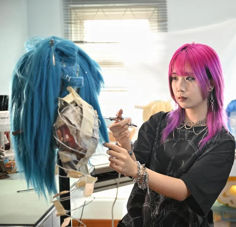 Cosplay假发造型师正在制作假发。
