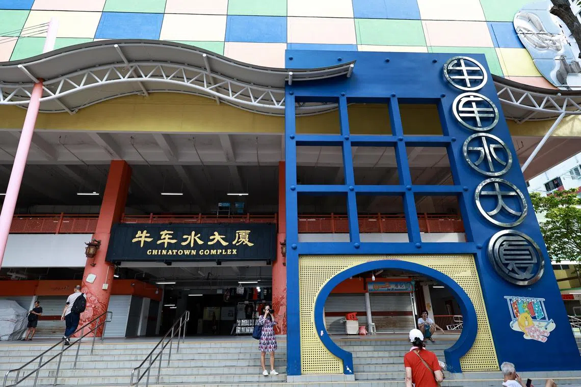 牛车水大厦熟食中心有超过200个摊位，是本地规模最大的小贩中心之一。（特约陈来福摄）