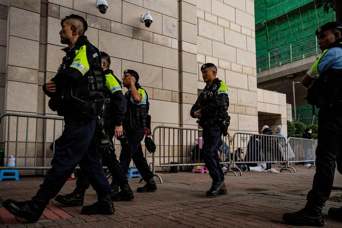 香港警方星期一（12月15日）上午派人员到西九龙裁判院外巡逻，加强法院戒备。（法新社）