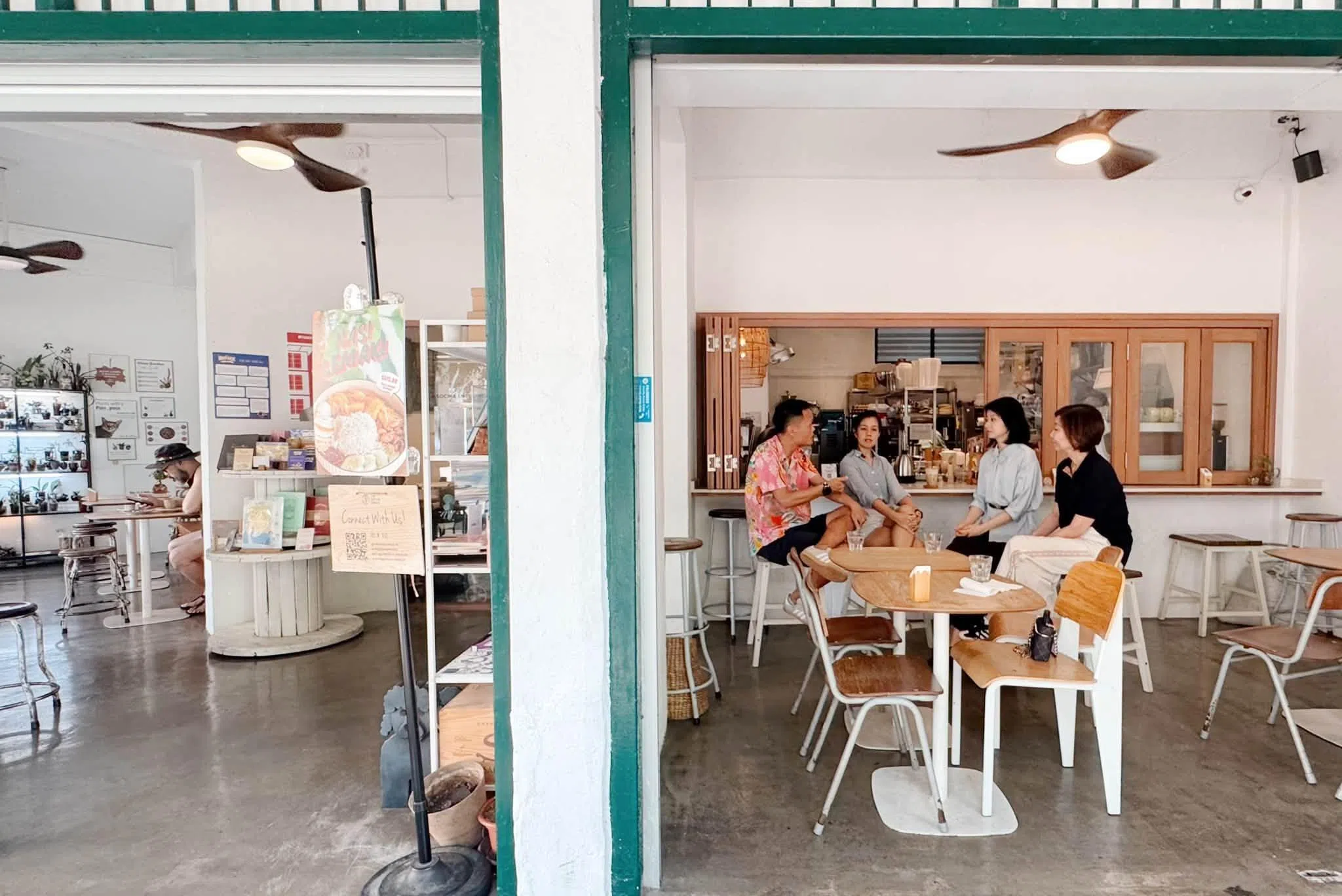 孙雪玲（右二）参观The Social Space，了解这家社会企业的运作，以及建屋局所给予的租金折扣有何帮助。 （取自孙雪玲脸书）