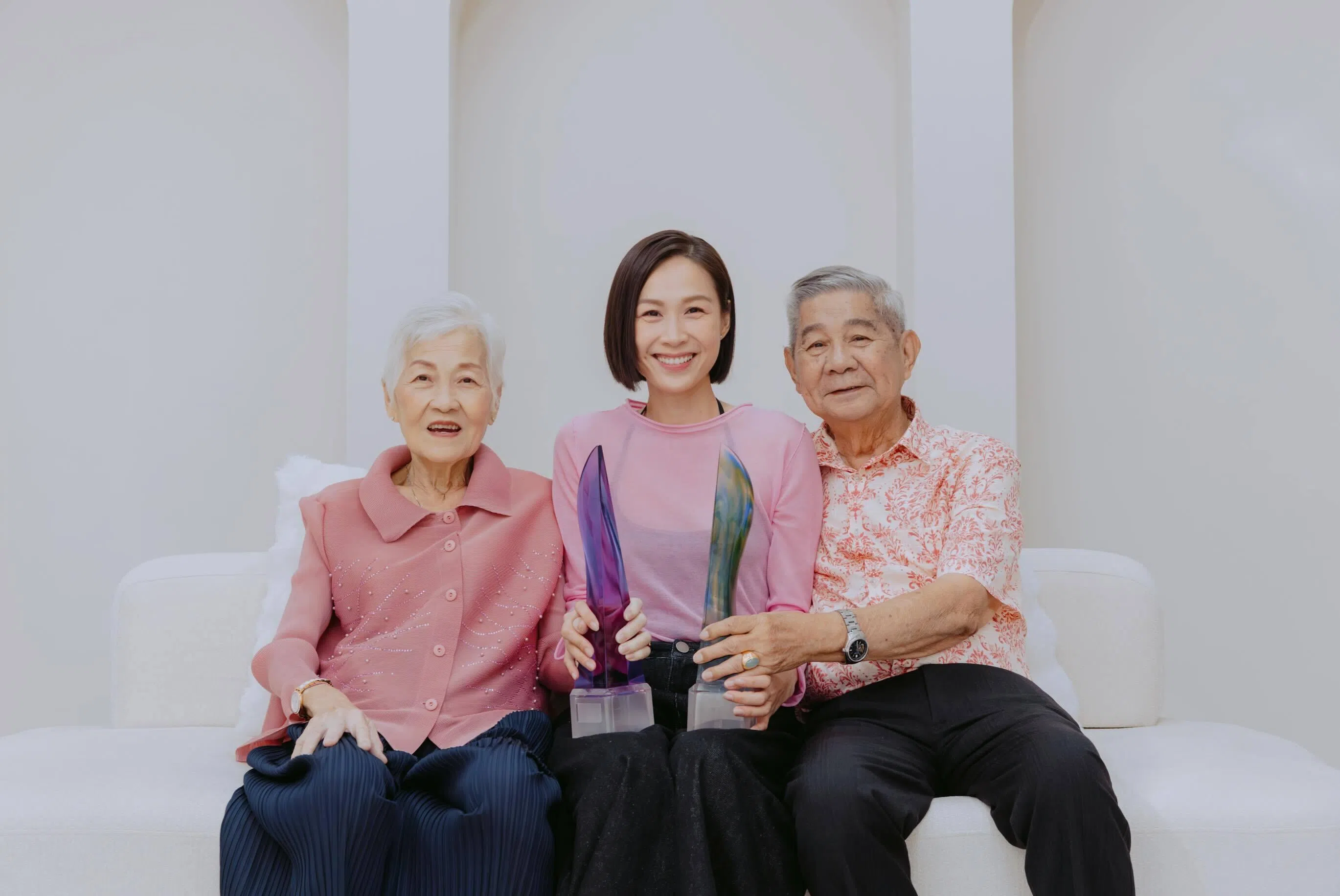 雅慧（中）分享与父母的合照，并劝谕大家及时行孝。（取自雅慧IG）