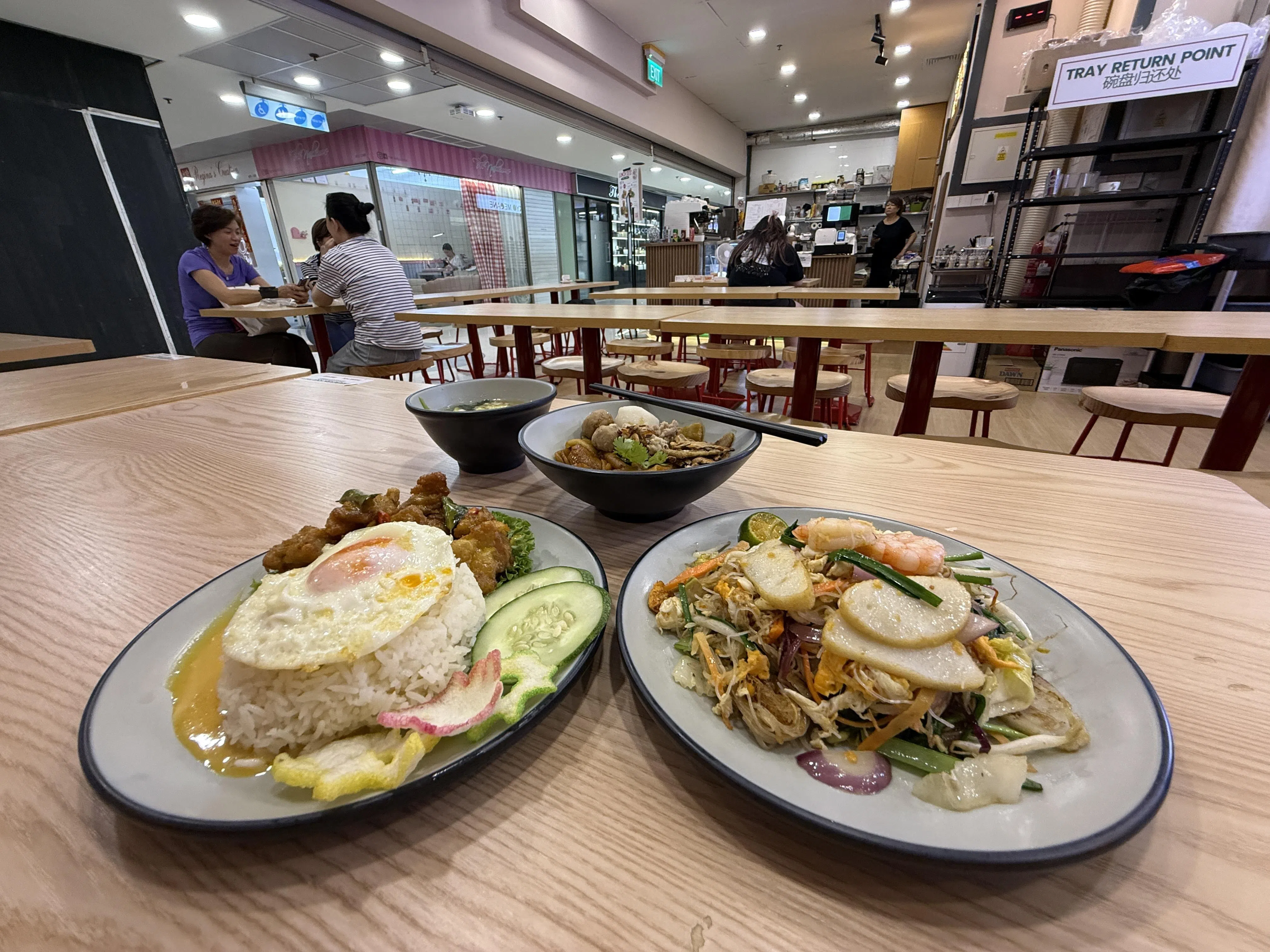 Mighty Kopi的主餐材料丰富，每一道吃起来都像是长辈的爱心家常菜。（陈映蓁摄）