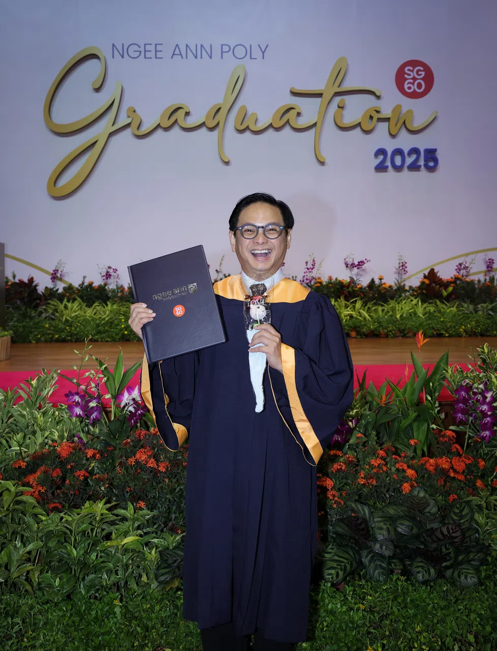 周崇庆终于领到理工学院毕业证书，未来可能向大学文凭迈进。（龙国雄摄）